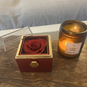 ROSE ROUGE ETERNELLE DANS UNE BOITE A BIJOUX
