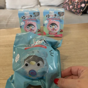 BOITE MYSTERE PINGOUIN PORTE CLES