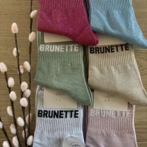BRUNETTE CHAUSSETTES A PAILLETTES
