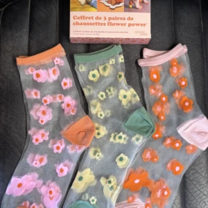 3 CHAUSSETTES TRANSPARENTES FLOWER POWER
