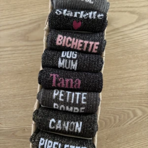 LES CHAUSSETTES A PAILLETTES NOIRES