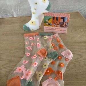 3 CHAUSSETTES TRANSPARENTES FLOWER POWER